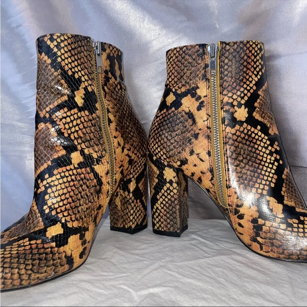 Steve Madden Pixie Snake Print Ankle Booties 7M Block Heel Western Python Boot - Picture 5 of 8